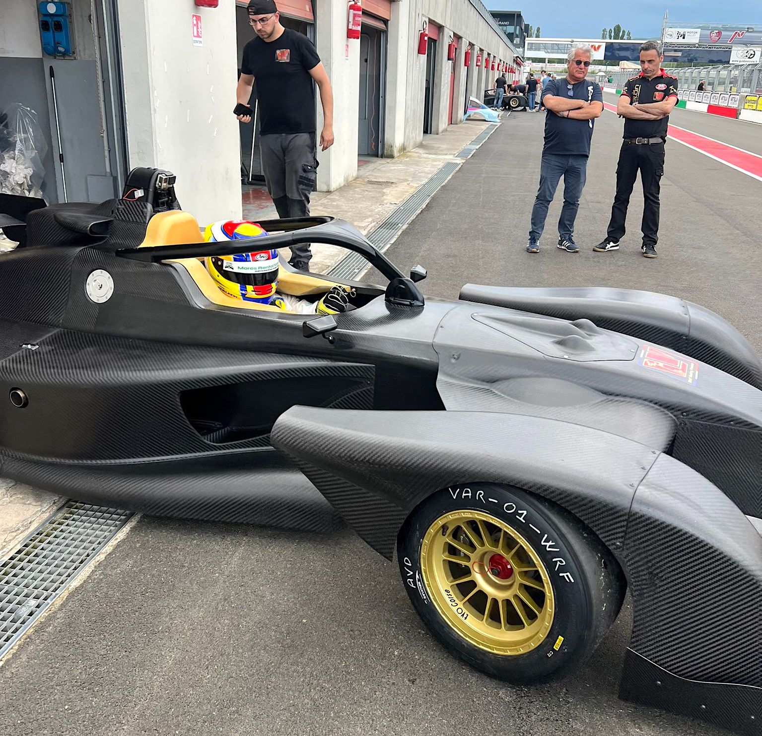 Omar Magliona esce dai box di Varano nel primo test al volante della nuova Wolf GB08 Raiden Aprilia